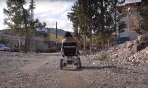 لقطة شاشة من فيلم "رحلة ما وراء الركام" الذي يتحدث عن قصة نجاة شابة سورية من زلزال تركيا 2023 (IDA)