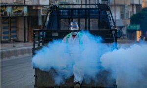 رش مبيدات حشرية في شوارع إدلب من قبل شركة "E-Clean" (البيئة النظيفة) العاملة في إدلب وأريافها – حزيران 2023 (البيئة النظيفة)
