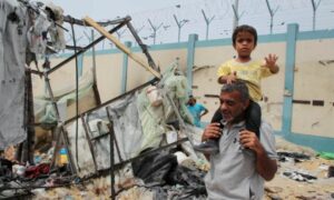 فلسطينيون يتفقدون مخيمًا تضرر في غارة إسرائيلية خلال عملية عسكرية إسرائيلية في رفح بجنوب قطاع غزة - 28 من أيار 202 (رويترز)