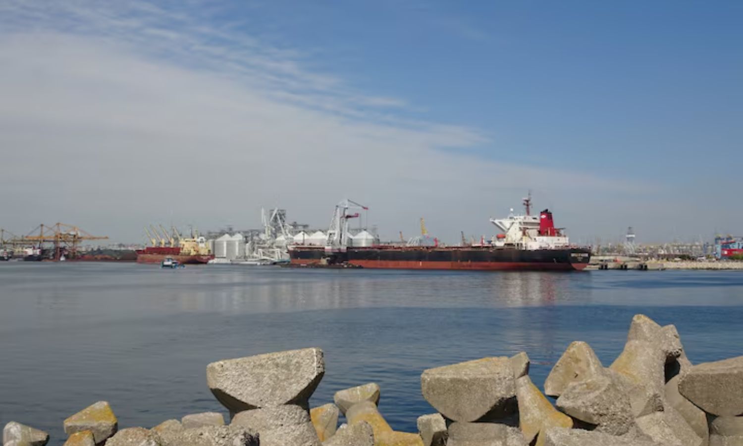 سفن في ميناء كونستانتا الروماني على البحر الأسود- 11 من أيار 2022 (رويترز)