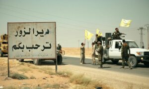 مقاتلون من "قسد" على مدخل دير الزور شرقي سوريا (روداو)