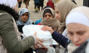 ناجون من الزلزال يتلقون وجبات ساخنة من "برنامج الأغذية العالمي" في حلب سوريا - 2023 (برنامج الأغذية العالمي)
