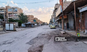 بعض المحال التجارية في دير الزور مغلقة بسبب قرار مجلس المحافظة بنقلها - 8 من أيار 2024 (عنب بلدي )