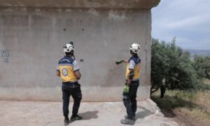 عنصران من فرق إزالة الذخائر غير المنفجرة في أحد مناطق شمال غربي سوريا- أيار 2024 (الدفاع المدني السوري/ تلجرام)