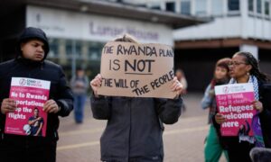 متظاهرون ضد قانون "سلامة رواندا" في بريطانيا- نيسان 2024 (The time)