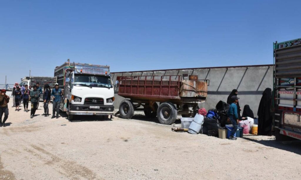 عائلات تنحدر من محافظة دير الزور تستعد لمغادرة مخيم الهول شرقي محافظة الحسكة- 8 من أيار 2024 (الإدارة الذاتية)