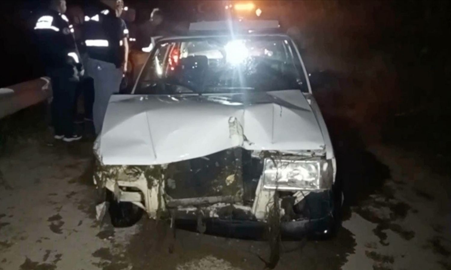 السيارة التي سقطت بمجرى النهر بمدينة أنطاليا التركية - 25 من أيار 2024 (AA)