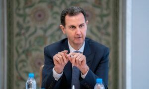رئيس النظام السوري بشار الأسد خلال اجتماعه مع شخصيات في 