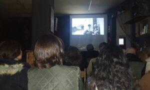 خلال عرض أحد الأفلام في نادي السينما في جرمانا 2024 (مجموعة النادي/ فيس بوك)