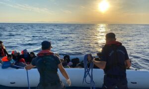 السلطات التركية تنقذ مهاجرين "غير شرعيين" من سواحل إزمير- 30 من أيار 2024 (خفر السواحل التركي)