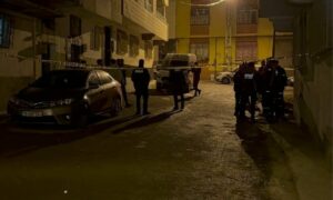 الشرطة التركية محاوطة منزل العائلة السورية التي وجدت مقتولة في مدينة كلس التركية - 6 من أيار 2024 (İHA)