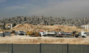 معدات بناء ثقيلة في موقع “ماروتا سيتي” ضمن أكبر مشروع استثمار عقاري جنوبي دمشق دون ضوابط قانونية عادلة - 8 من تشرين الأول 2018 (AP)