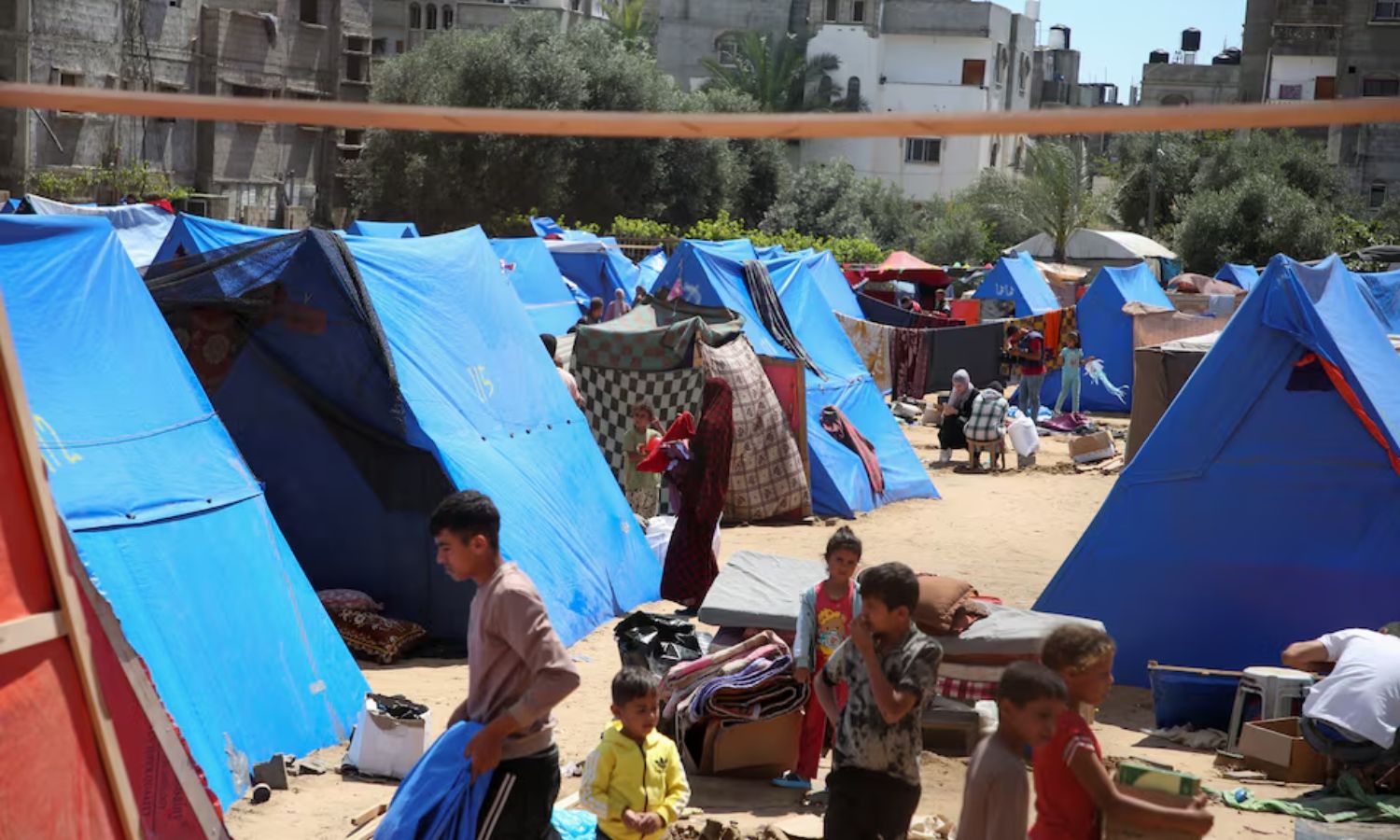 نازحون فلسطينيون في رفح مع بدء الجيش الإسرائيلي إجلاء المدنيين بالتزامن مع قرب الهجوم البري المزمع- 6 من أيار 2024 (رويترز)