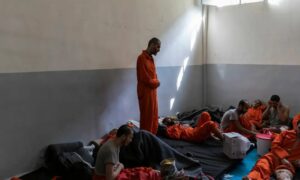 سجن في الحسكة حيث يحتجز آلاف الرجال المتهمين بالانتماء والقتال مع تنظيم “الدولة الإسلامية”- 2019 (نيويورك تايمز)