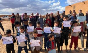 أطفال من مخيم الركبان يشاركون بوقفة احتجاجية للمطالبة بفك الحصار وإغاثة المخيم- 6 من أيار 2024 (Hesar)