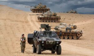 قوات من الجيش التركي بالقرب من الحدود السورية- التركية (الأناضول)