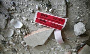 علامات منظمة "حظر الأسلحة الكيميائية" على منزل متضرر في مدينة دوما - 23 من نيسان 2018 (رويترز)