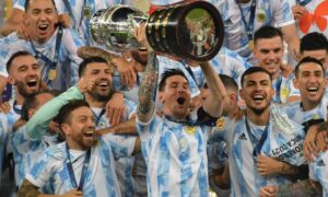 لاعبو منتخب الأرجنتين يحتفلون بلقب كوبا أمريكا بعد فوزهم على البرازيل نسخة عام 2021 - 11 من تموز 2021 (AP)
