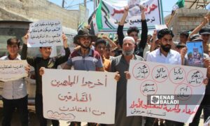 متظاهرون يطالبون بإسقاط "أبو محمد الجولاني" والإفراج عن المعتقلين في حربنوش شمالي إدلب - 7 من حزيران 2024 (عنب بلدي/ إياد عبد الجواد)