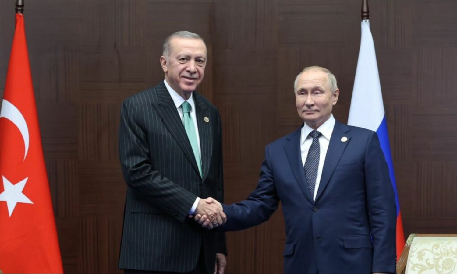 الرئيس الروسي، فلاديمير بوتين، يصافح الرئيس التركي، رجب طيب أردوغان، خلال لقائهما في أستانة- 13 من تشرين الأول 2022 (الرئاسة التركية/ تويتر)