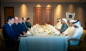 عشاء عمل في أبوظبي بين وزير الخارجية الإماراتي، عبد الله بن زايد، ونظيره السوري فيصل المقداد- 27 من حزيران 2024 (وام)