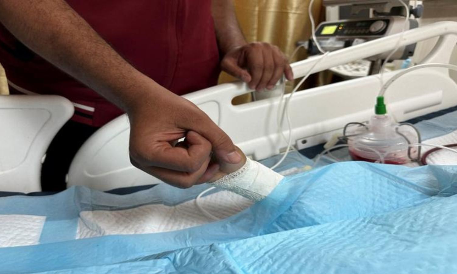 صورة تعبيرية لأب يمسك بيد طفلته المصابة في مستشفى شهداء الأقصى في غزة، 9 من حزيران 2024 (رويترز)