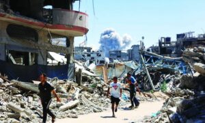 مواطنون يحاولون الهروب من غارات إسرائيلية على حي الشجاعية شرق غزة- كانون الثاني 2024 (AFP)