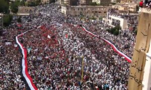 مظاهرة "أبناء خالد" في مدينة حماة - 22 من تموز 2011 (Naajm Hama/ يوتيوب)