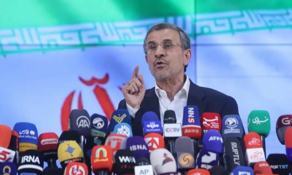 محمود أحمدي نجاد خلال مؤتمر صحفي بعد ترشحه للانتخابات الرئاسية الإيرانية- 2 من حزيران 2024 (رويترز)