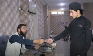 استخراج البطاقة الشخصية من مركز بمدينة سرمدا في إدلب - 7 من تموز 2023 (وكالة أنباء الشام)