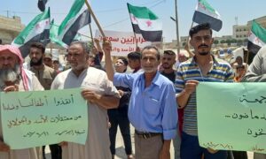 مظاهرة في بلدة إبين سمعان بريف إدلب للمطالبة بإطلاق المعتقلين من سجون 