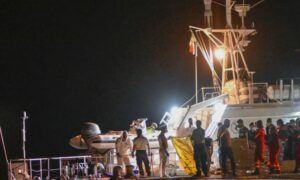 عملية إنزال جثث بعض المهاجرين الذين كانوا مفقودين في البحر الأبيض المتوسط - 19 من حزيران 2024 (أسوشيتد برس)
