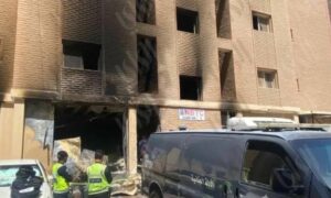 المبنى الذي تعرض للحريق في منطقة المنقف جنوب الكويت- 12 من حزيران 2024 (القبس)