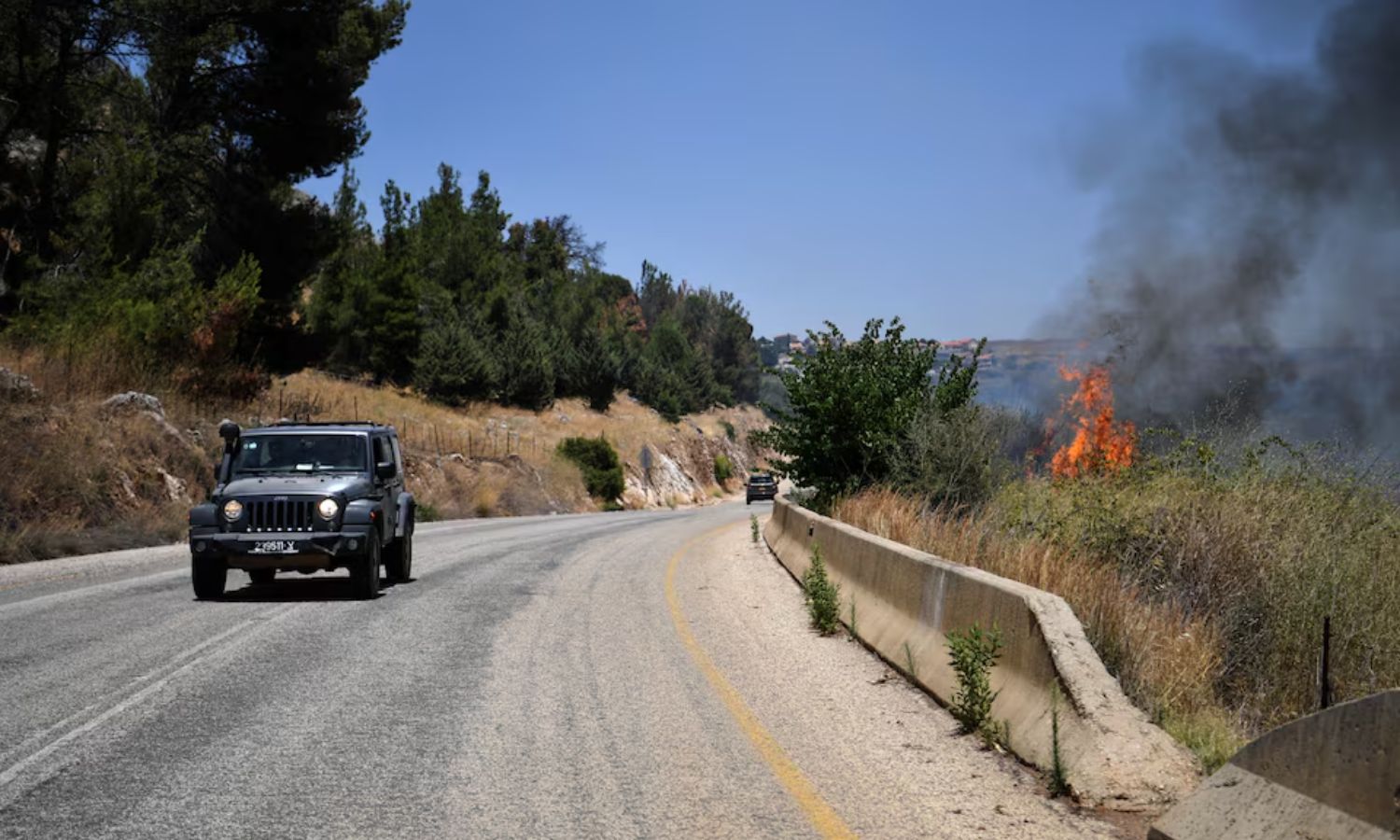 حريق على الجانب الإسرائيلي من الحدود اللبنانية في أعقاب هجمات من لبنان، في ظل عمليات قتالية مستمرة على الحدود الجنوبية للبنان مع إسرائيل- 18 من حزيران 2024 (رويترز)