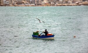 صياد سمك قرب شاطئ البحر في اللاذقية - 12 من نيسان 2024 (محافظة اللاذقية/ فيس بوك)
