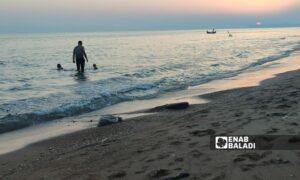 إقبال محدود على زيارة البحر في شاطئ الصنوبر باللاذقية - 11 من حزيران 2024 (عنب بلدي/ ليندا علي)

