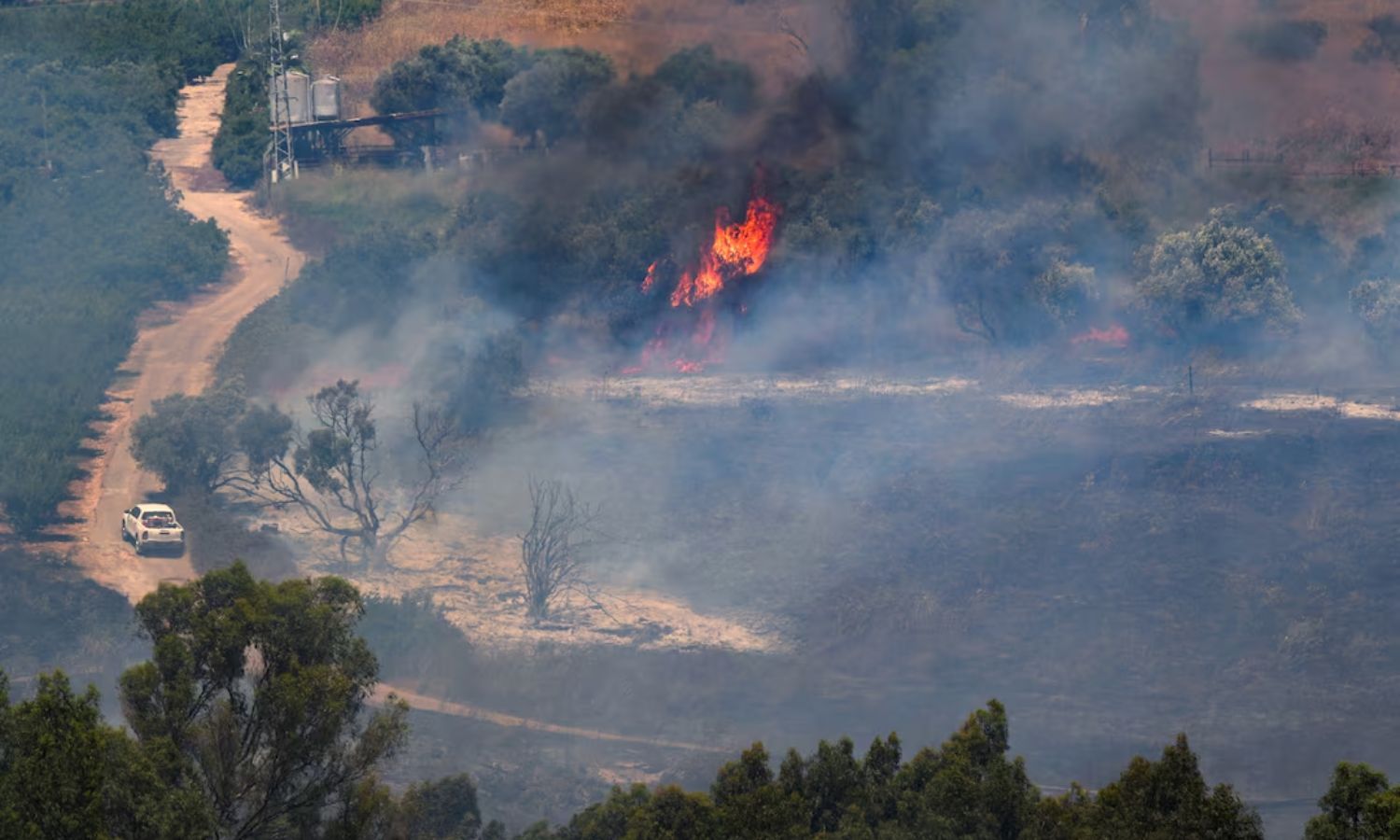 حريق يشتعل على الجانب الإسرائيلي من الحدود مع لبنان في أعقاب هجمات من "حزب الله"، ضمن المواقع الحدودية- 18 من حزيران 2024 (رويترز)