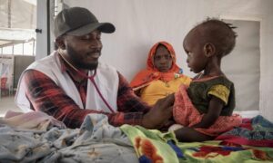 أطفال سودانيون يعانون من سوء التغذية يتلقون العلاج في عيادة تابعة لـ