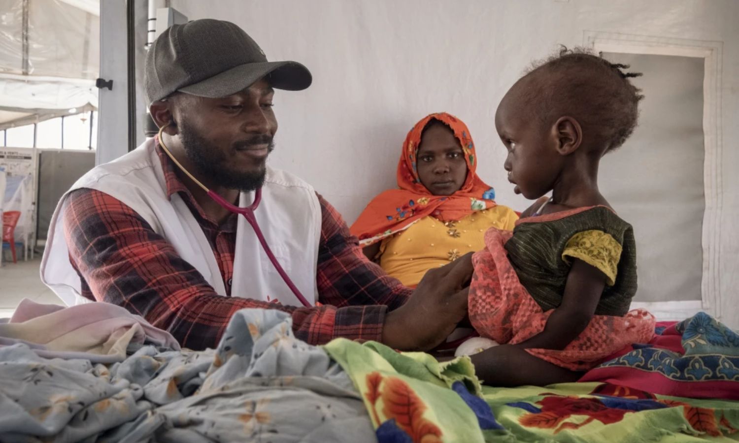 أطفال سودانيون يعانون من سوء التغذية يتلقون العلاج في عيادة تابعة لـ"أطباء بلا حدود" في مخيم ميتشي في تشاد، قرب الحدود السودانية- 26 من حزيران 2024 (أسوشيتدبرس)