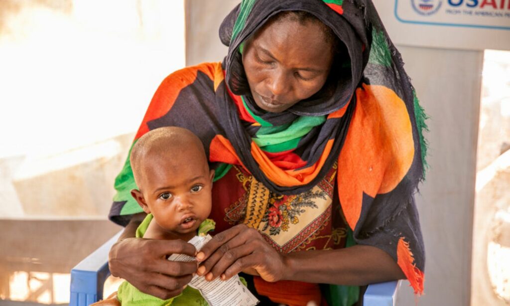 اللاجئتان السودانيتان زهرة وابنتها مونا، التي تتعافى من سوء التغذية باستخدام المكملات الغذائية التي يقدمها برنامج الأغذية العالمي- 199 من حزيران 2024 (برنامج الأغذية العالمي)