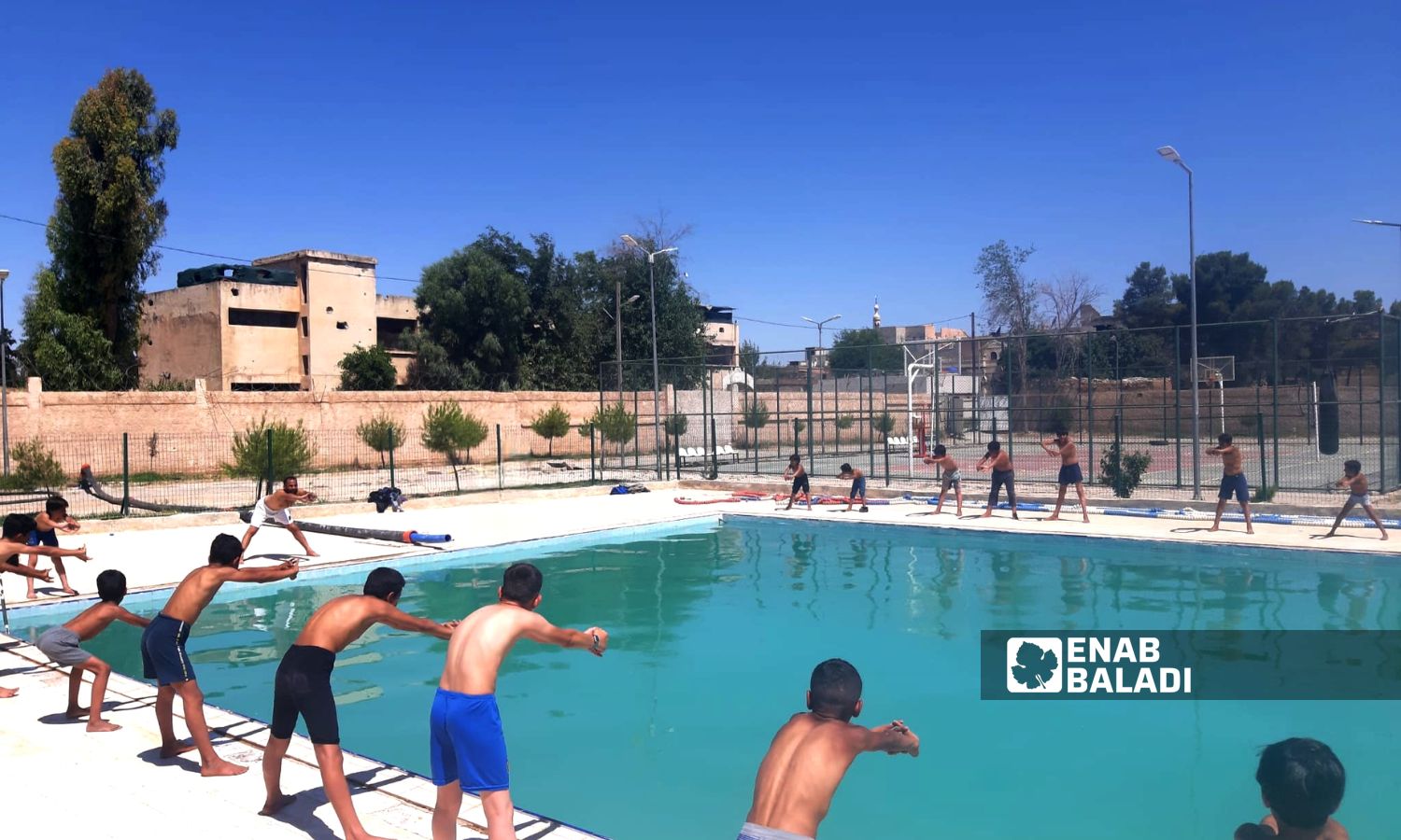 يقبل الشباب والأطفال على تعلم مهارات السباحة في رأس العين - 21 من حزيران 2024 (عنب بلدي)