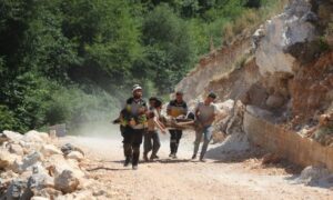 عناصر من "الدفاع المدني السوري" ينقلون ضحايا سقوط الحافلة في مياه نهر العاصي- 6 من حزيران 2024 (الدفاع المدني السوري)
