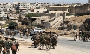 عناصر من جيش النظام السوري خلال اقتحامهم مدينة درعا البلد - 8 من أيلول 2021 (AP)