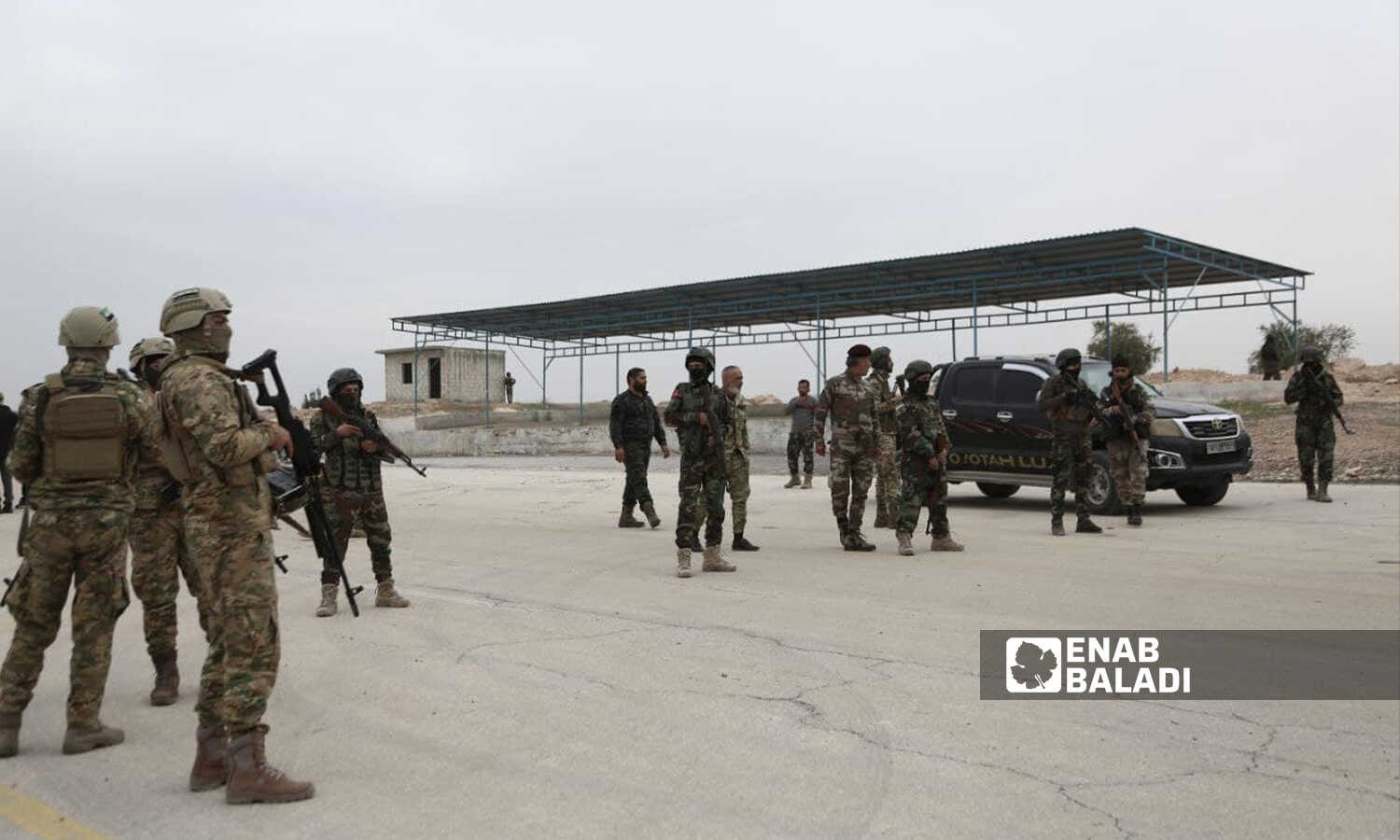 عناصر في “الجيش الوطني” في معبر “أبو الزندين” أثناء عملية تبادل أسرى مع قوات النظام _16 من كانون الأول 2021 (عنب بلدي)