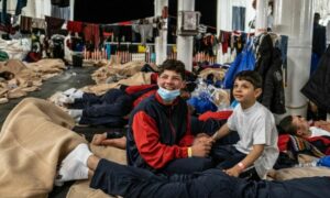 طفلان شقيقان سوريان أنقذتهما فرق الطوارئ على الشواطئ الليبية - أيار 2021 (AFP)