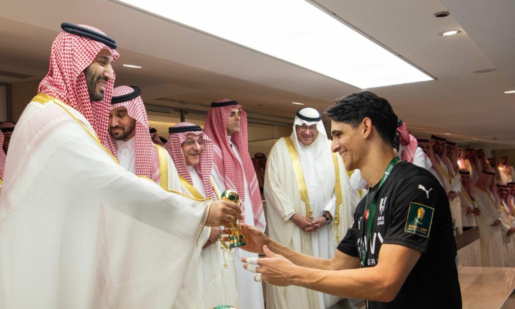 ولي العهد السعودي محمد بن سلمان وحارس نادي الهلال ياسين بونو خلال تتويج الفريق بكأس "خادم الحرمين الشريفين" - 31 من أيار 2024 (نادي الهلال)