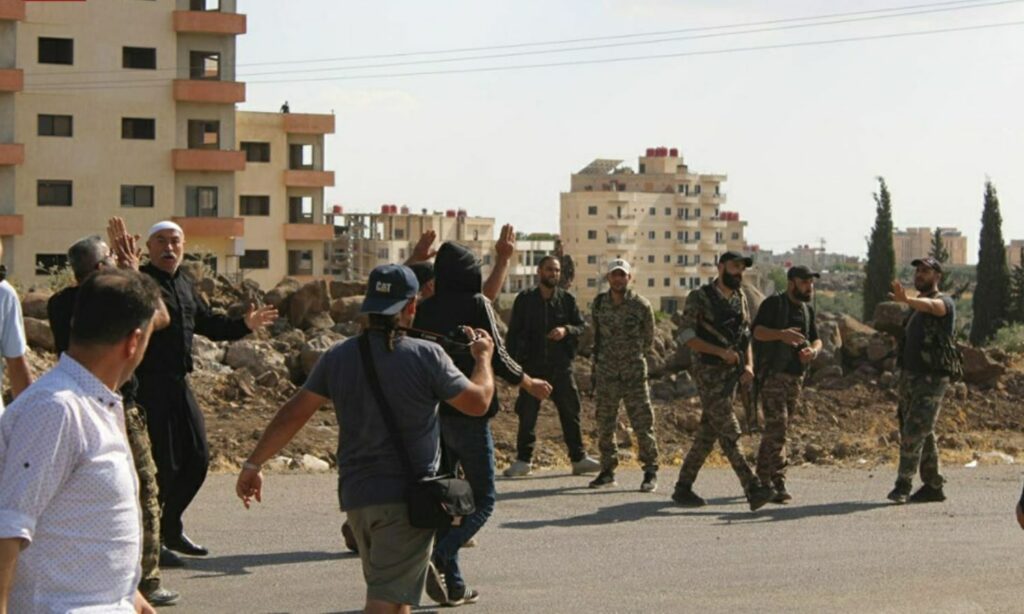 مدنيون يحتجون أمام جنود أرسلهم النظام السوري لتثبيت حاجز عسكري على مدخل مدينة السويداء الشمالي- 23 من حزيران 2024 (السويداء 24)