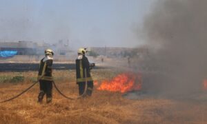 خلال استجابة "الخوذ البيضاء" لحريق داخل أرضٍ زراعية في الشمال السوري- 2 من حزيران 2024 (الدفاع المدني السوري- فيس بوك)