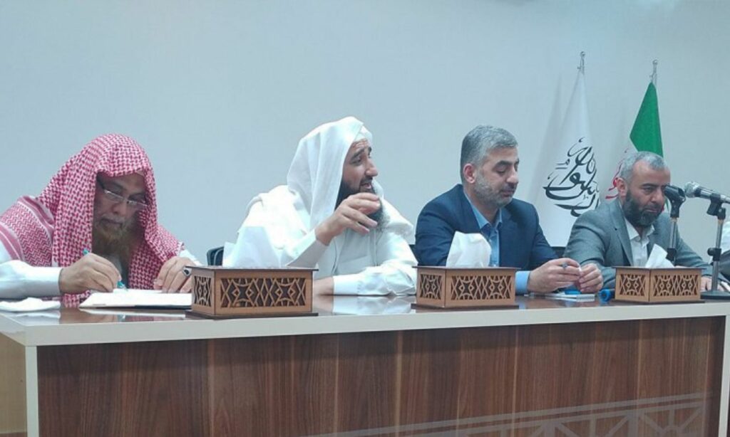 الدكتور إبراهيم شاشو ورئيس حكومة الإنقاذ السابق علي كده خلال مؤتمر في إدلب - 22 من أيار 2020 (شبكة إباء)