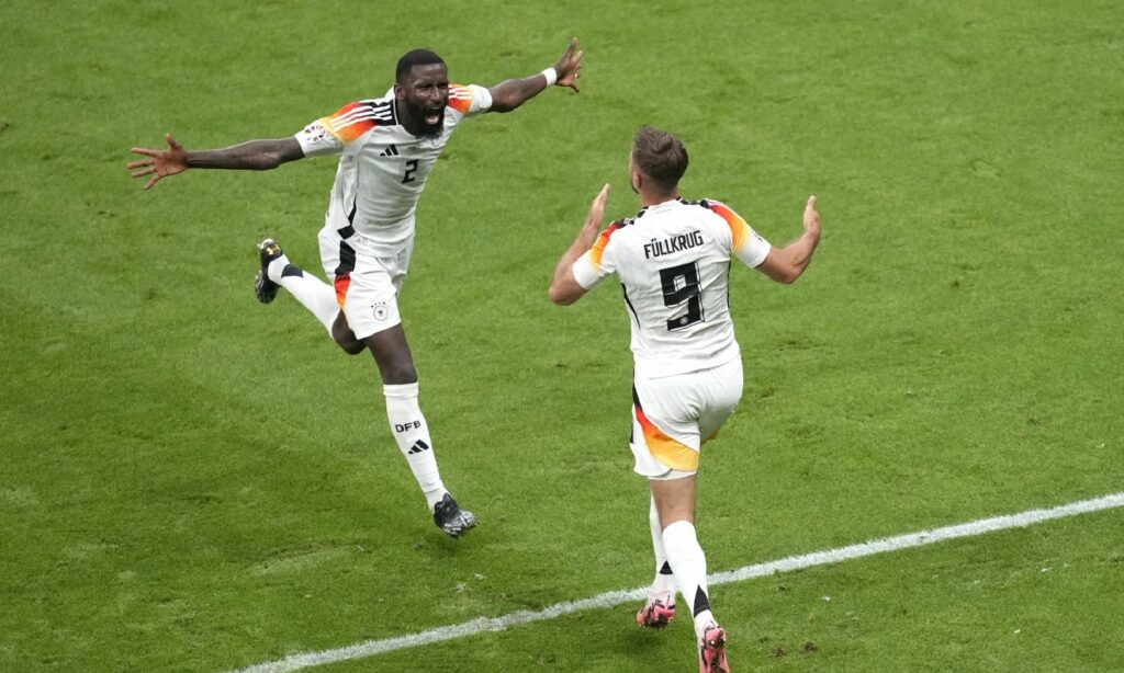 لاعبا منتخب ألمانيا يحتفلان بتسجيل هدف التعادل أمام سويسرا في "يورو 2024" - 23 من حزيران 2024 (AP)